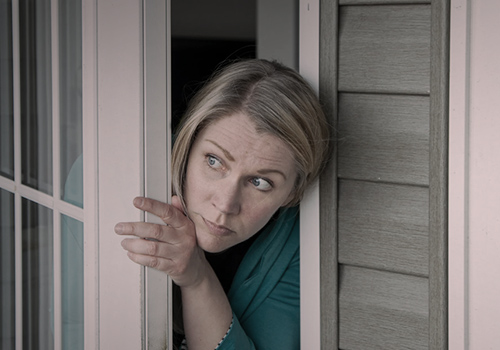 Женщина выглядывает из пальца на улицу